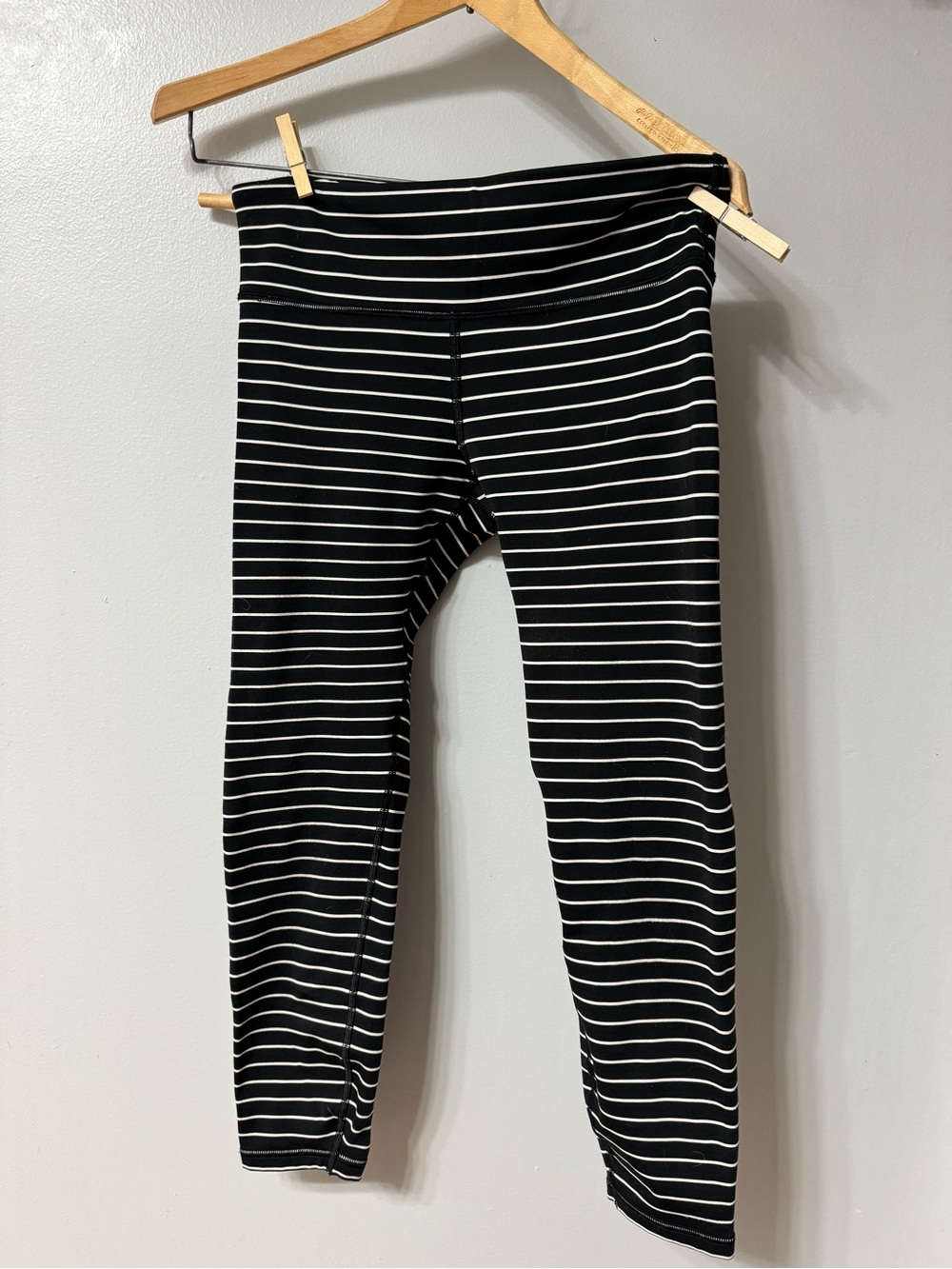GAP Black and White Striped Women’s Leggings Blackout technology size XS